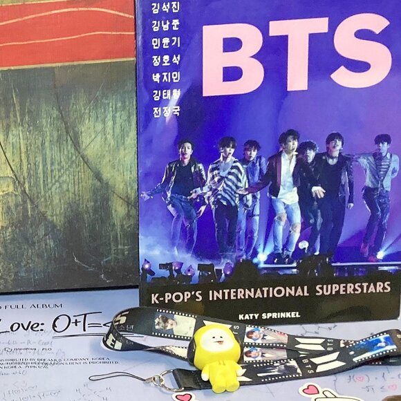 K-POP MUSIC LOT - BTS * TWICE - POSTER , BOOKS , STICKERS, TOYS - KPOP MIXED LOT - Picture 5 of 7